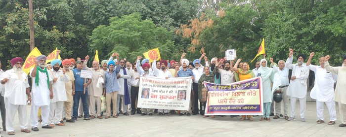 An angry protest was held in Nawanshahr against the case against Arundhati Roy and Prof Shaukat Hussain.